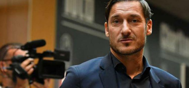 A Totti no le gustó nada que la Roma enfrente al Barcelona