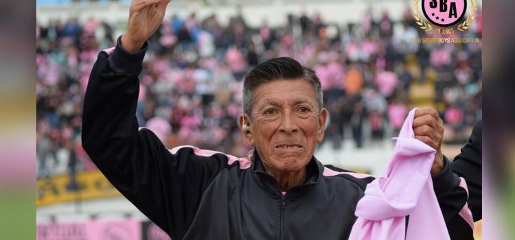 Utilero de 82 años es desnudado y humillado por futbolistas de su equipo