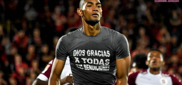 Multan a Bengtson por mostrar mensaje religioso en el clásico