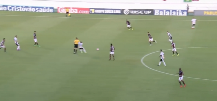 INSÓLITO: Árbitro le da un codazo a un jugador