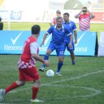 «Mágico» González y «Matador» Kempes armaron un show en el Cuscatlán