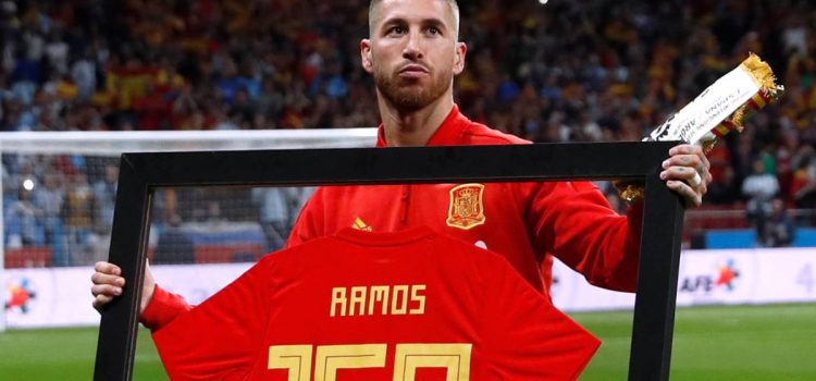 Sergio Ramos recibe camiseta por sus 150 partidos con La Roja