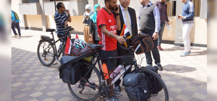 Egipcio se va en bicicleta al Mundial