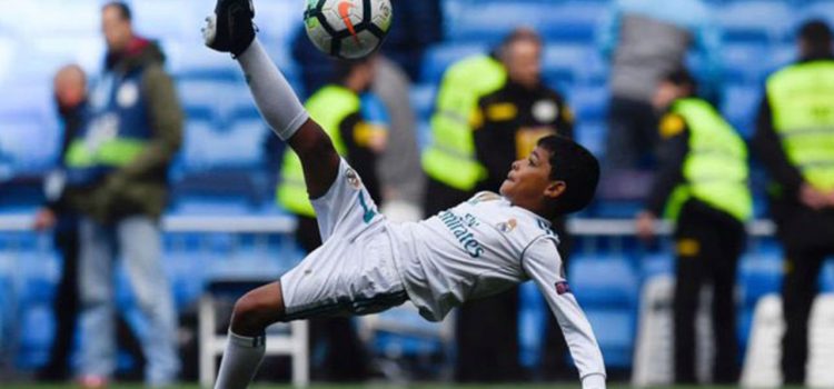 Cristiano Junior imita la chilena de su papá en el Bernabéu