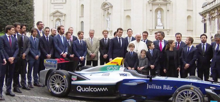Papa Francisco bendice carrito eléctrico de la Fórmula E