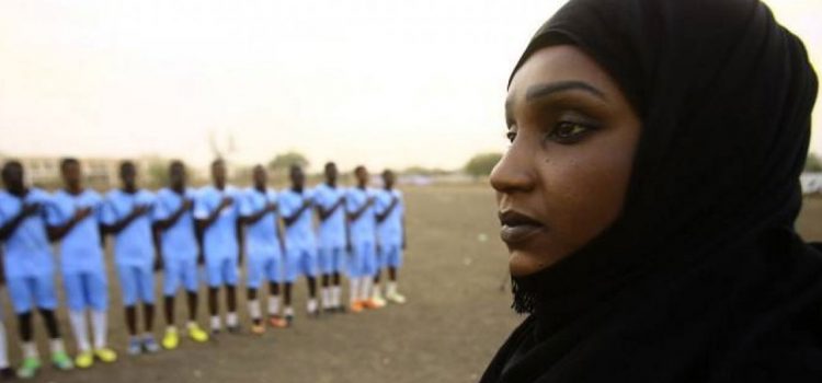 Una mujer entrenadora de hombres hace historia en el fútbol de Sudán