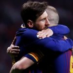 El emotivo y llamativo abrazo de Messi con Iniesta