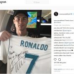 Cristiano le regaló una camiseta firmada a joven promesa del Manchester United