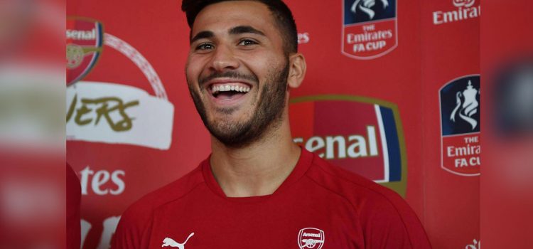 Futbolista del Arsenal presenta nuevo uniforme con calzoneta al revés