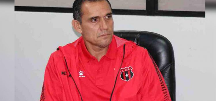 Alajuelense deja a Luis Diego Arnáez como técnico