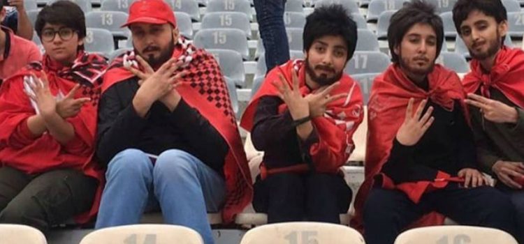 Mujeres iraníes se disfrazan de hombres para entrar a un estadio de fútbol