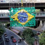 Escaladores crean mosaico para apoyar a Brasil en el Mundial