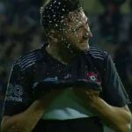 Árbitro rumano rocía spray en la cara de un futbolista (Vídeo)