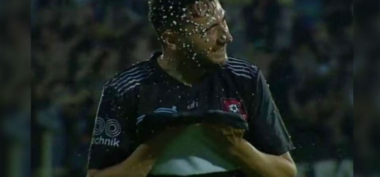 Árbitro rumano rocía spray en la cara de un futbolista