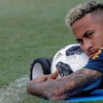 Neymar juega con su hijo tras entrenamiento en Sochi