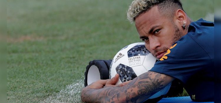Neymar juega con su hijo tras entrenamiento en Sochi
