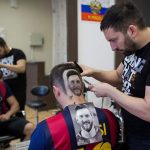 El peluquero que plasma a Messi y Ronaldo en la cabeza de sus clientes