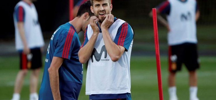 Piqué abandona el entrenamiento de España por un golpe en su rodilla