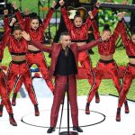 Robbie Williams inaugura el Mundial y genera polémica (Vídeo)
