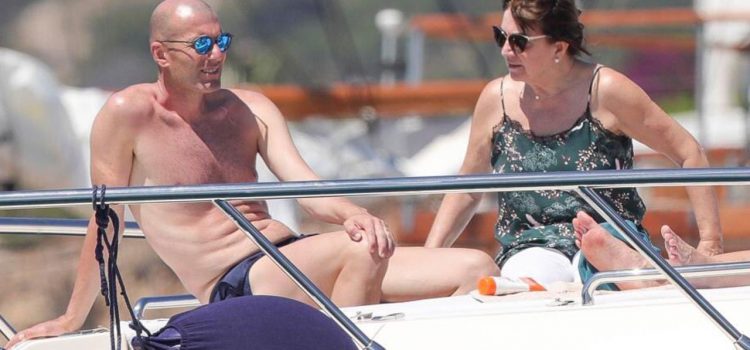 Zidane se olvida del fútbol y disfruta de las aguas de Ibiza