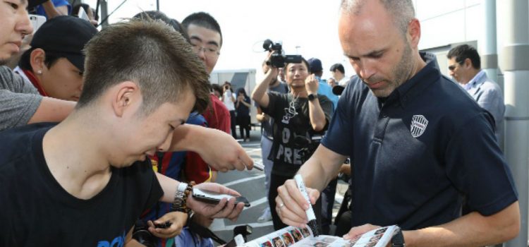 Andrés Iniesta desata locura entre aficionados en su llegada a Japón