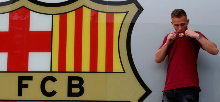 Arthur besa el escudo del Barça
