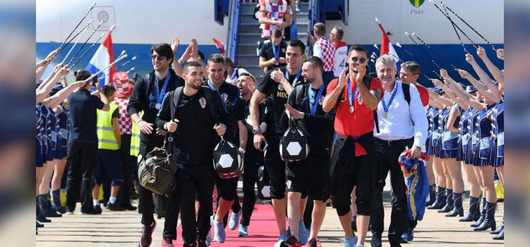 Croacia recibe a su selección como "campeona"