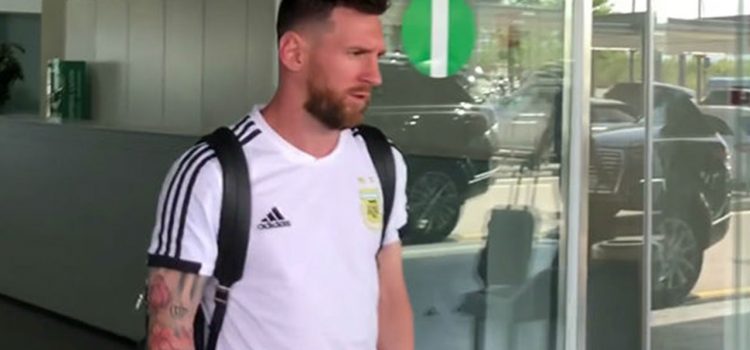 En soledad y en silencio, así fue la llegada de Messi a Barcelona