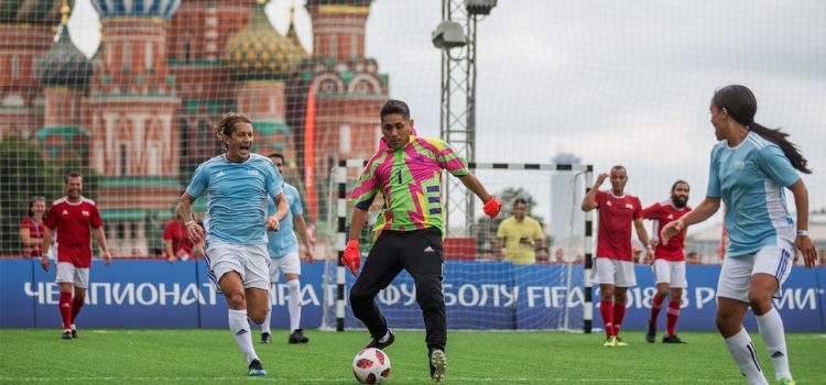 El "mundialito" de leyendas del fútbol en la Plaza Roja de Moscú