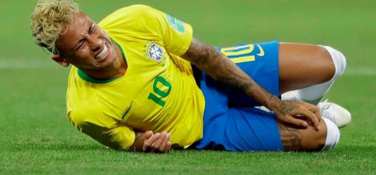 Neymar se ríe de sus propias caídas
