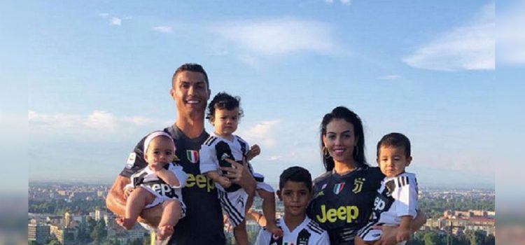 La foto familiar de Cristiano con el uniforme de la Juventus