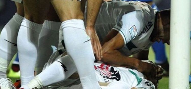 Eddie Hernández le salva la vida a compañero y anota gol en Irán