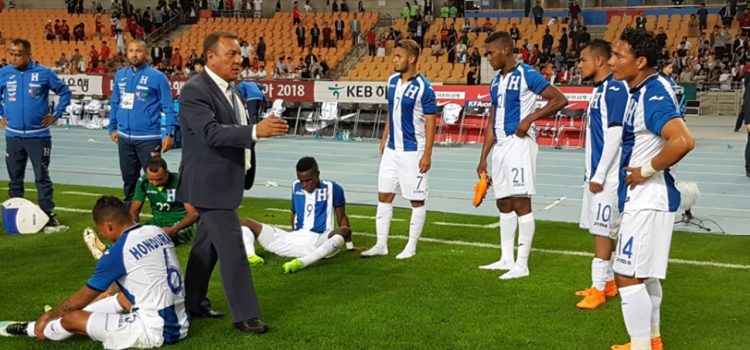 Selección de Honduras, sin técnico y en descenso en ranking FIFA