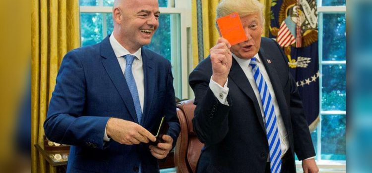 FIFA le enseña a Donald Trump a sacarle la tarjeta roja a los medios