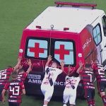 ¡Insólito! Futbolistas empujan ambulancia que se varó en la cancha