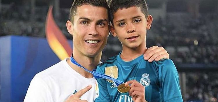 Cristiano Ronaldo Jr. le enseña a su padre a marcar goles con la camiseta de Juventus