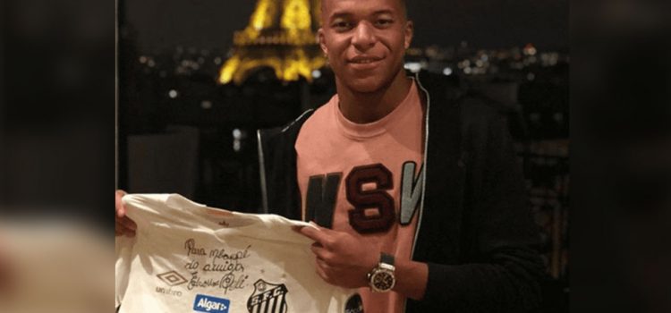 Mbappé posa con una camiseta del Santos dedicada por Pelé