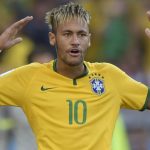 Mira la extravagante indumentaria de Neymar