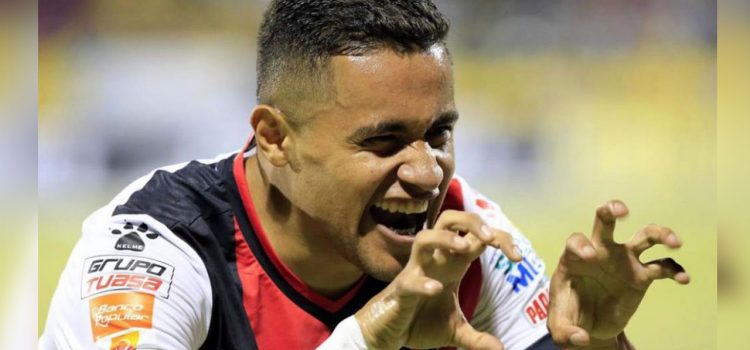 Roger Rojas tercer futbolista hondureño en marcar triplete con Alajuelense