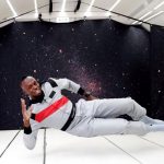 Usain Bolt corre en un avión sin gravedad