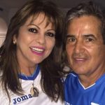 Acusan a esposa del técnico Jorge Luis Pinto de fraude