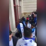 ¡Lamentable! Hondureños rompen portón de estadio en Barcelona para ver partido (VÍDEO)