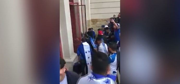 ¡Lamentable! Hondureños rompen portón de estadio en Barcelona para ver partido