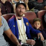 Messi, con su hijo, apoyando al Barca en el Camp Nou