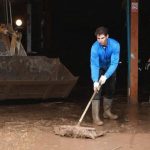 Rafael Nadal hace limpieza tras inundaciones de Mallorca