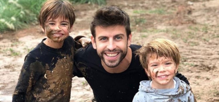 Los hijos de Shakira y Piqué se divierten jugando en el lodo