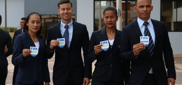 Cuatro nuevos árbitros hondureños reciben gafete FIFA