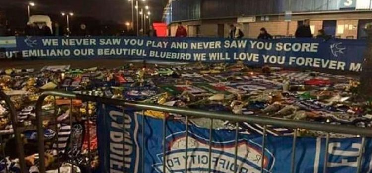 Hermoso gesto: Los hinchas del Cardiff le hicieron una bandera enorme a Sala