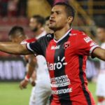 Alajuelense rescata empate con triplete de Roger Rojas