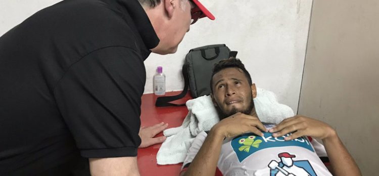 Alex López mmarca gol con Alajuelense, pero se lesiona